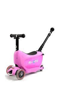 Patinete con palo para llevar a los niños. 