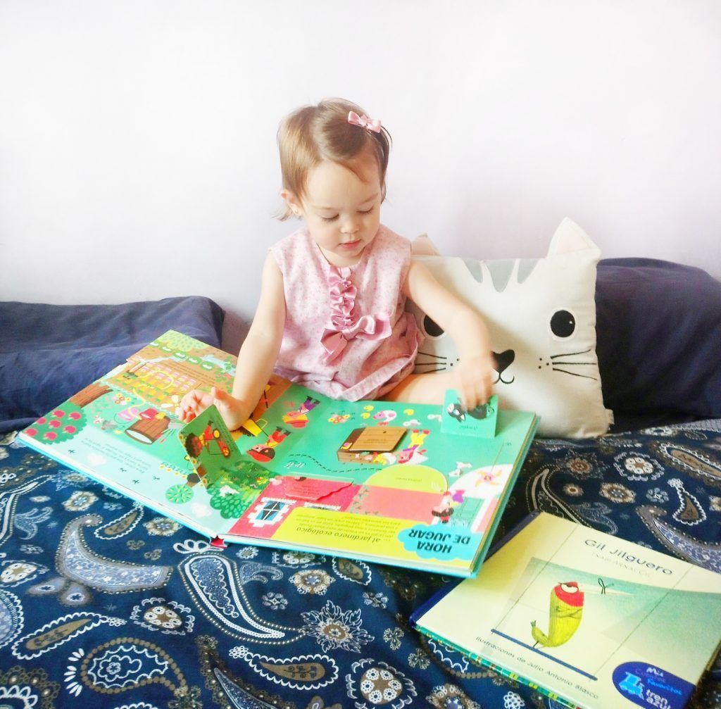 Victoria y sus libros.