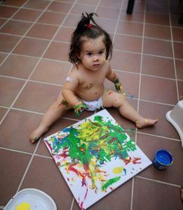 Nora pintando.
