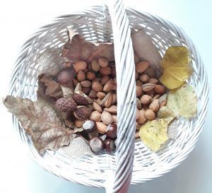 Cesta con elementos otoñales. 