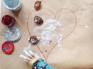 Pintando con su delantal.