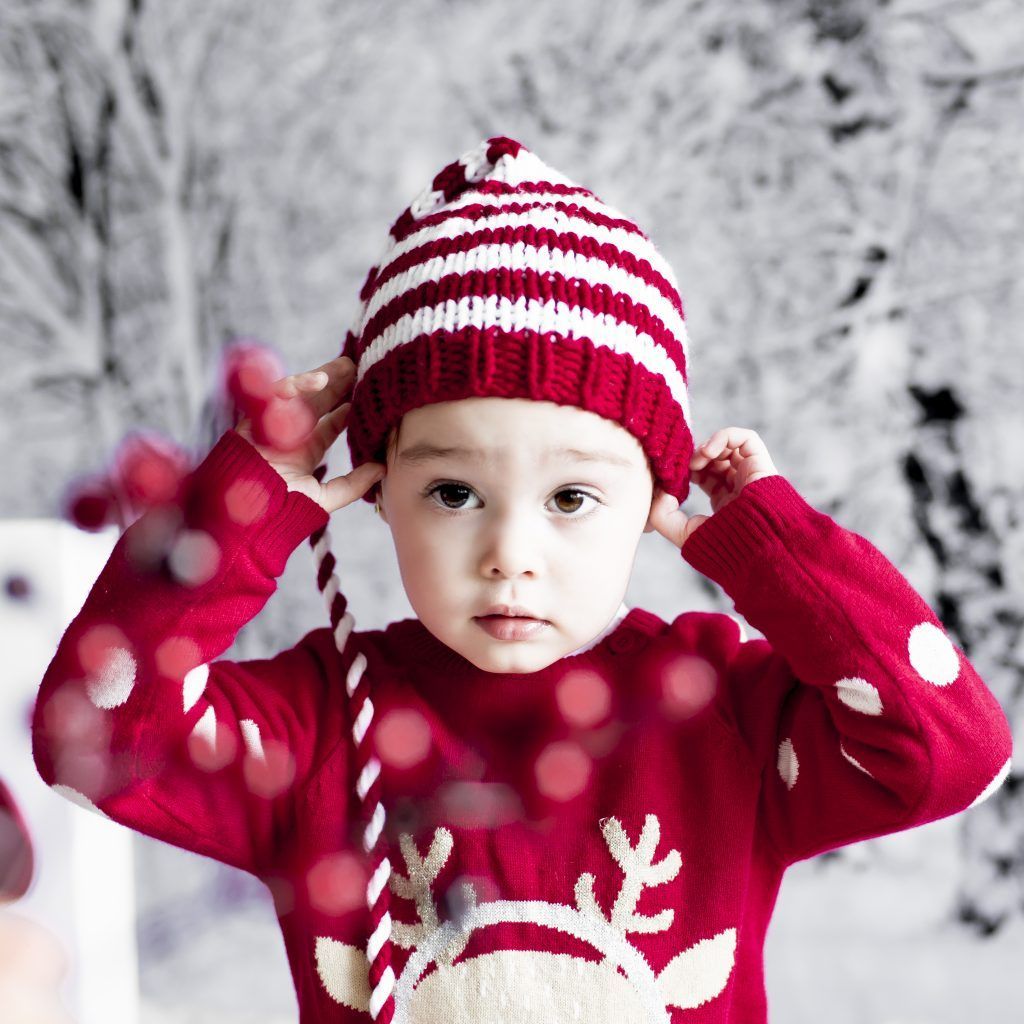 Fotos navideñas en el recién nacido. Gorro para afuera. 