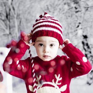 Fotos navideñas en el recién nacido. Gorro para afuera.