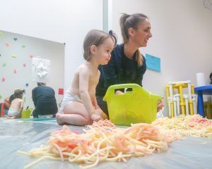 Vicky en Edukids Logroño jugando con texturas.