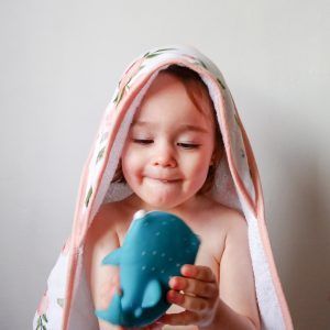 Victoria feliz por su masaje post baño.