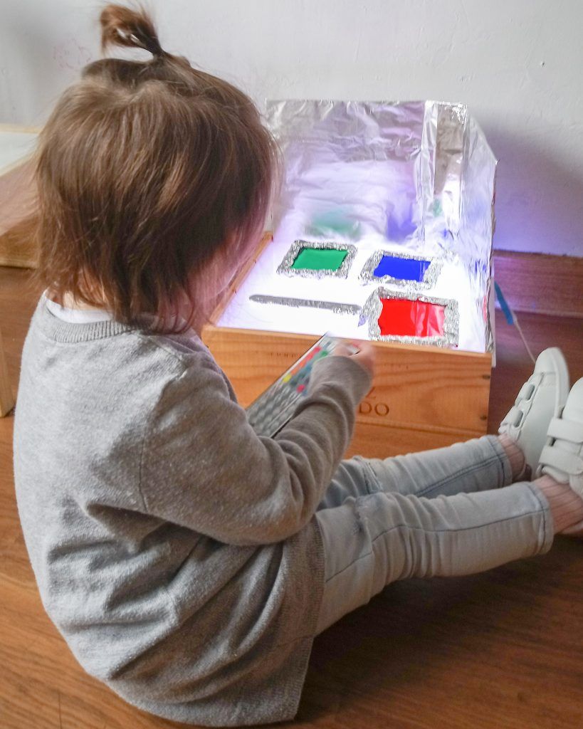 Vicky jugando con su caja.