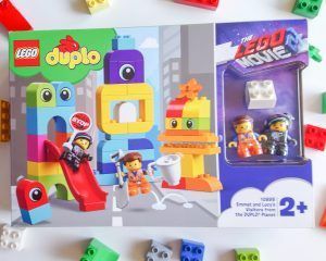 Visita de Emmet y Lucy desde el planeta DUPLO.