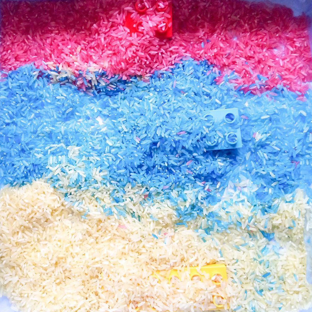 Caja con arroz tintado.