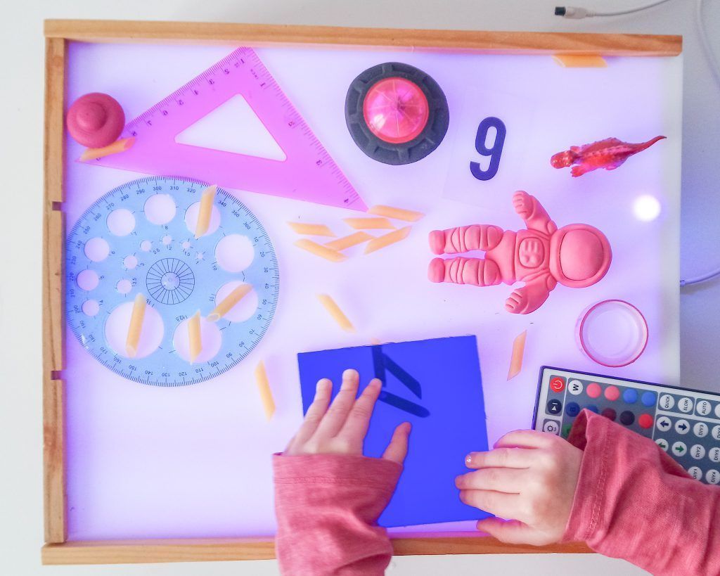 Caja de luz con diversos materiales. 