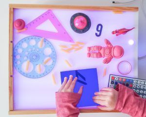 Caja de luz con diversos materiales.