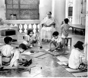 María Montessori con sus niños.