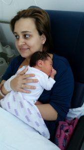 La primera vez que pude sentarme y cargar a Vicky.