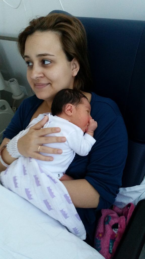 La primera vez que pude sentarme y cargar a Vicky.