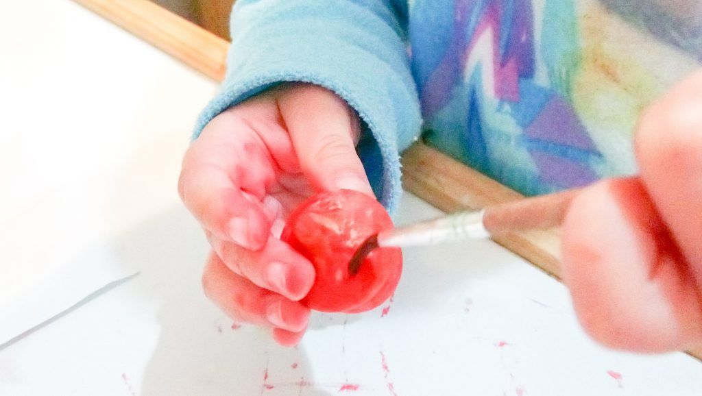 Victoria pintando bellotas.