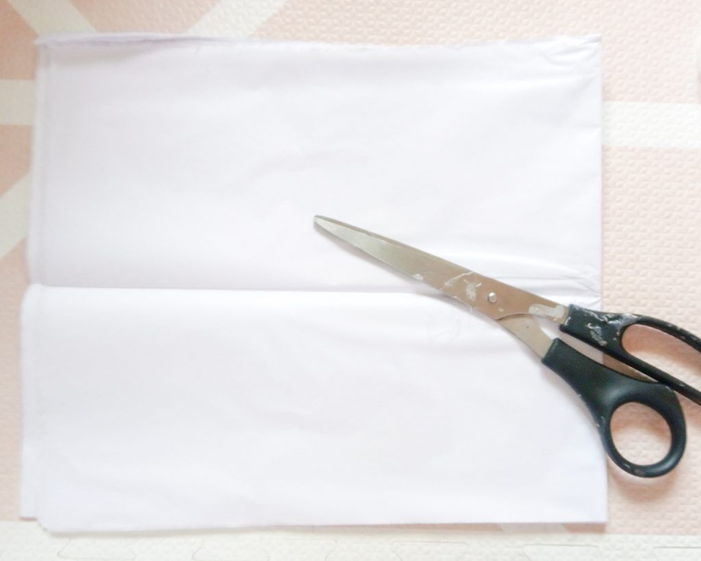 Para esta piñata os enseño el semi pompón que le hice al conejo. Recortar un cuadrado de papel de seda. Yo lo hice con todos los pliegos que trae el paquete.