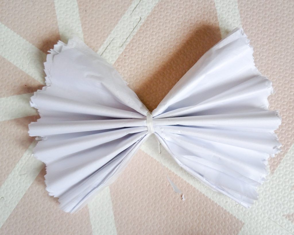 lazo de papel de seda para hacer pompón