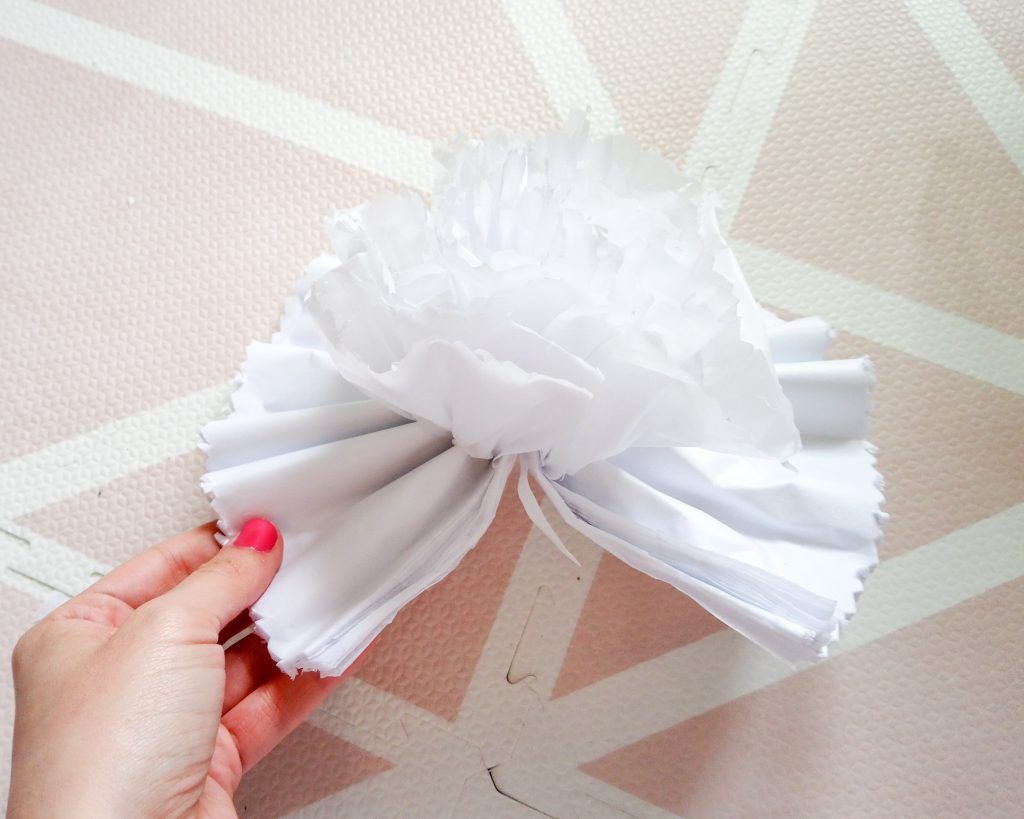 Ir sacando hoja por hoja hacia el lado que queráis hacer el pompón. Yo lo hice de un solo lado.