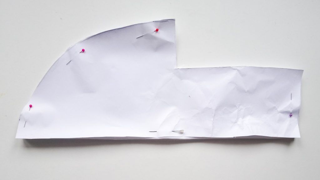 Imprimir el patrón, doblar la tela y recortar.