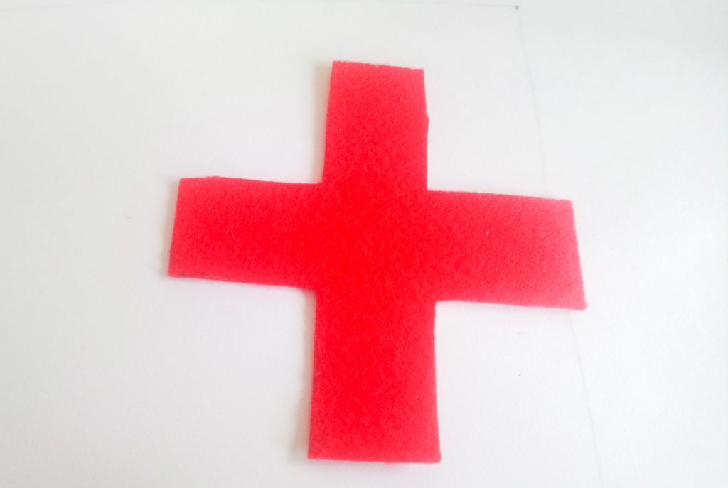 Recortar la cruz o cualquier imagen que queráis, podéis hacer más delantales que no sean de enfermería.