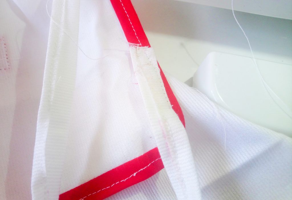 Pegar cintas o más bies en el cuello para atarles por detrás.