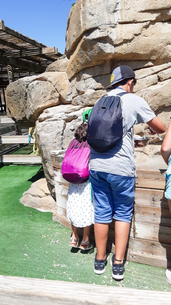 Fe ayudando a su hermanita a buscar diamanetes. 