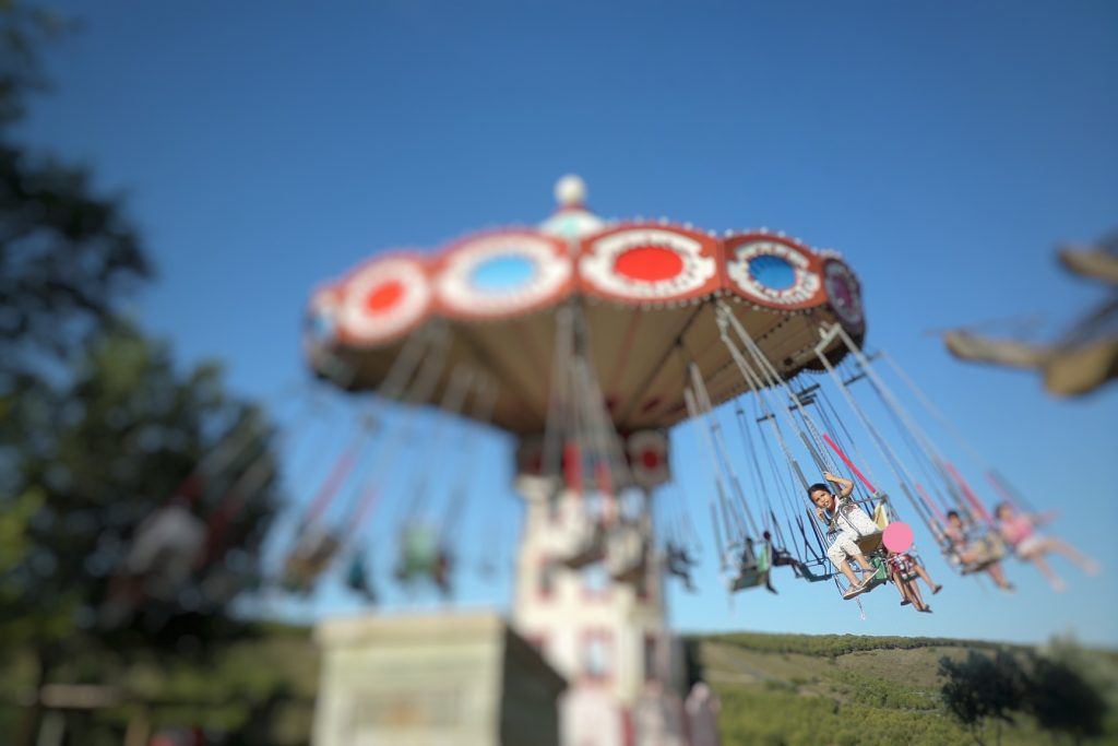 Ana en las sillas voladoras. 
