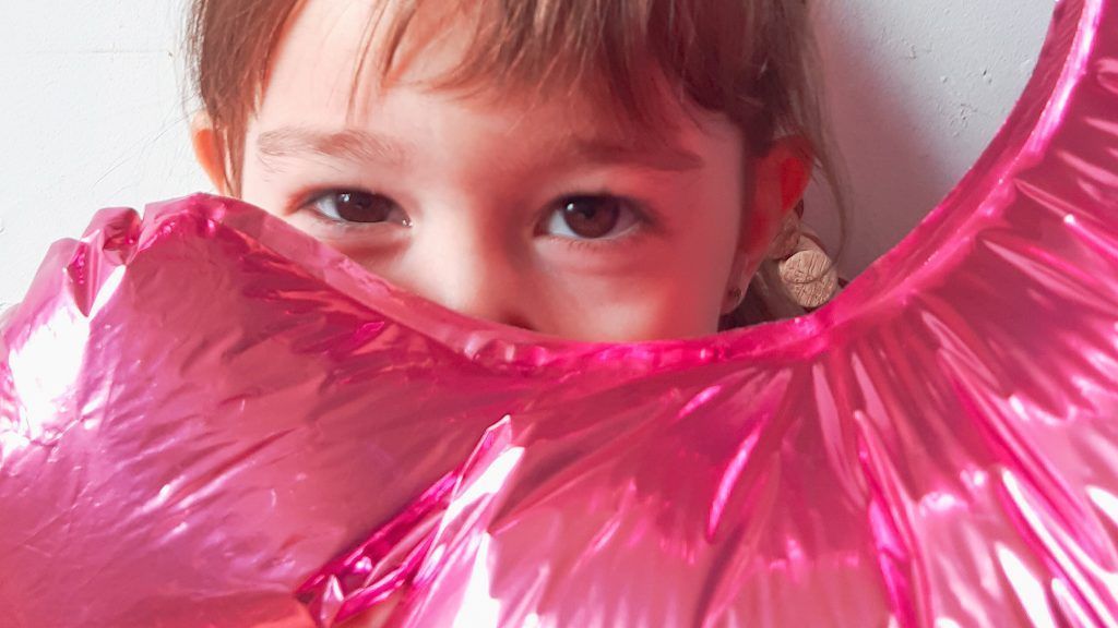 Cumpleaños de gatito. Victoria y su globo de 3 años.