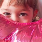 Cumpleaños de gatito. Victoria y su globo de 3 años.