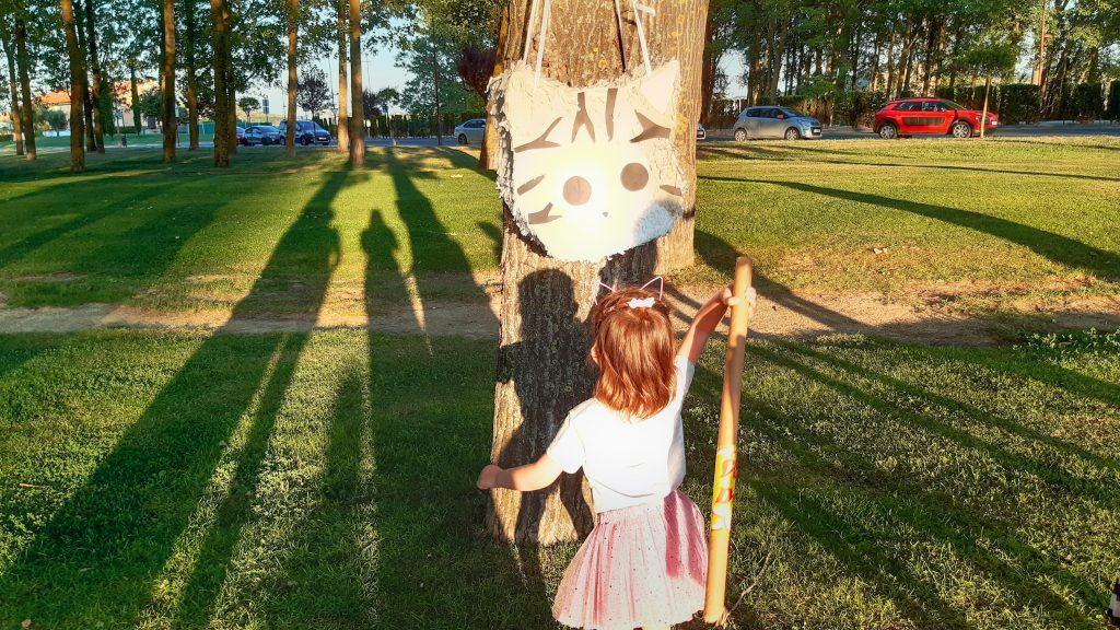 Momento "destrozar la piñata que hicieron mi mami y mi yayita".