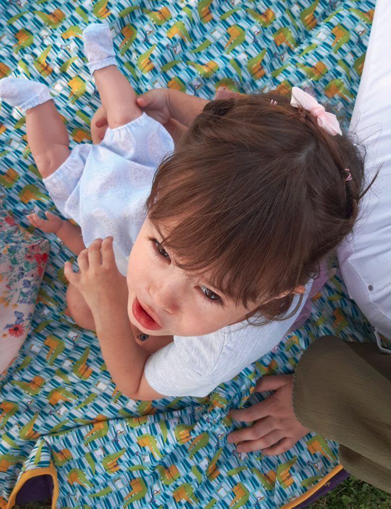 Cuidando a su bebé, uno de sus regalos de cumpleaños.