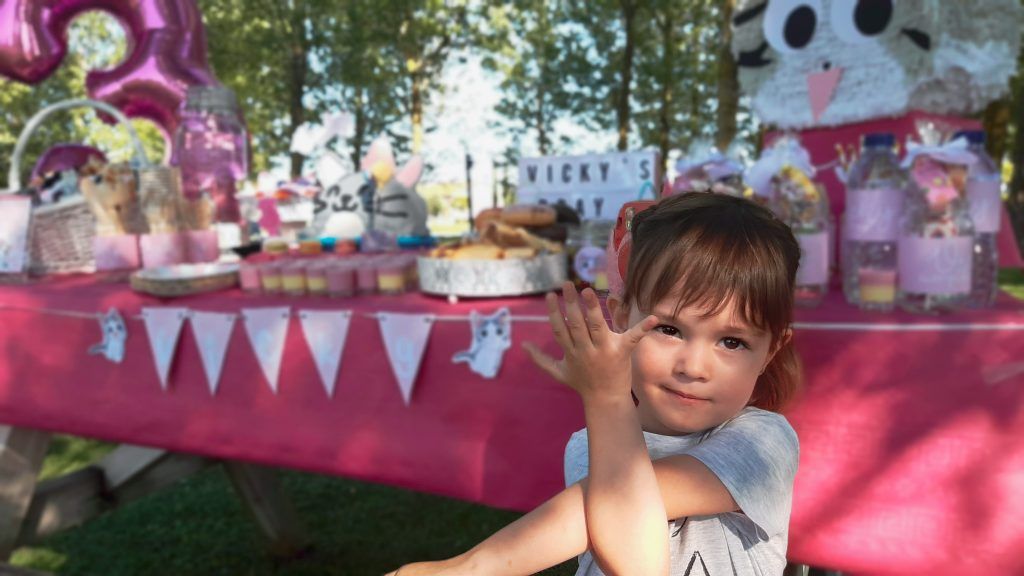 Venga mami, toma la foto que me piro a jugar.