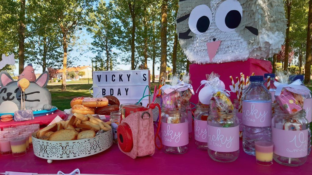 Piñata y detalles. La papelería es de Little Canary, os la dejé en mi picker.