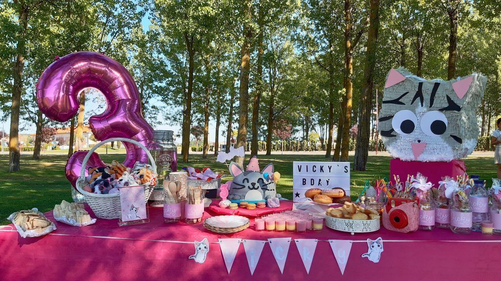 La mesa al completo. Nuestra opción siempre es al aire libre.