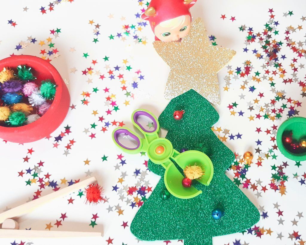 Puedes echarle pegamento o simplemente que coloquen los pompones y cascabeles con utencilios o sin ellos.