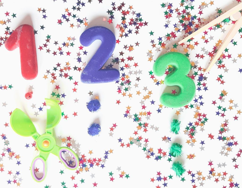 Coloca los números que quieras y dale pompones o cascabeles para colocar la cantidad correspondiente abajo.