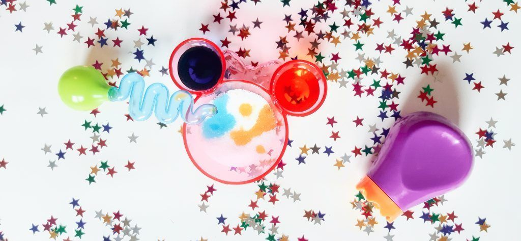 Tan sólo tienes que colorear agua con colorante para alimentos y que lo echen en el azúcar.