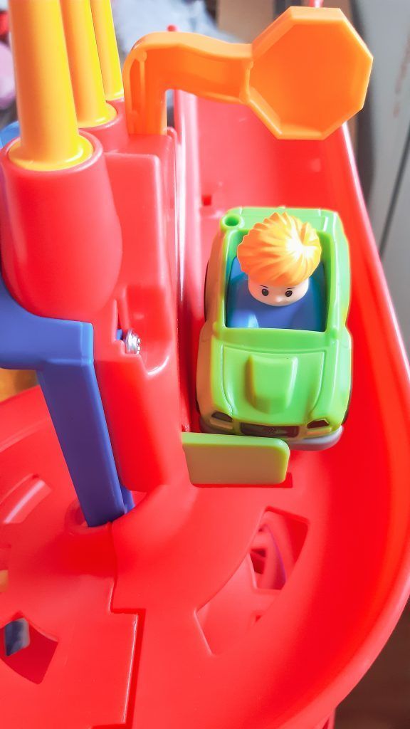 Coche esperando a salir en el lanzador.