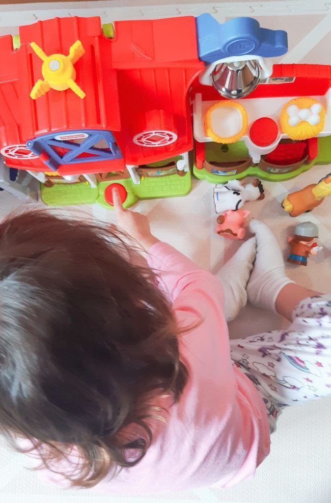 Victoria jugando con la granja.