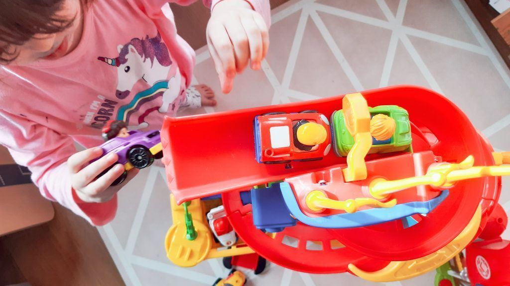 Victoria colocando los cochecitos en el lanzador.