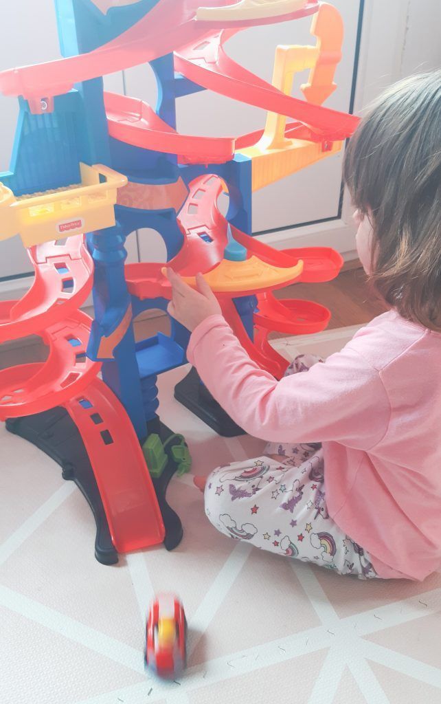 Victoria explicando por donde bajan los cochecitos.