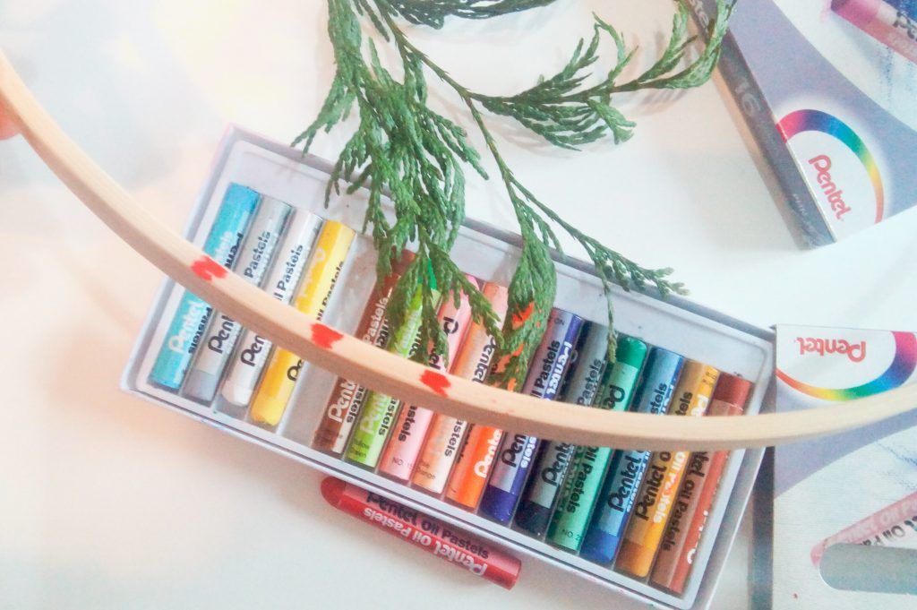 Pintando con la cera roja.