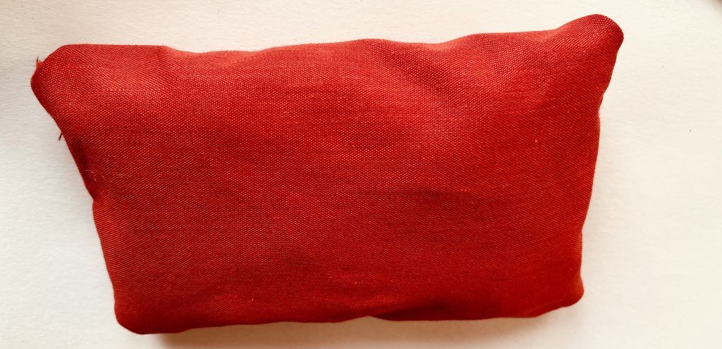 Introducir el relleno y coser.