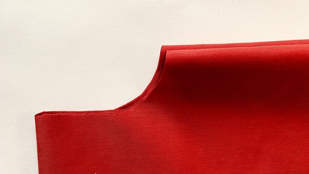 Hacer un corte circular para introducir la cabeza.