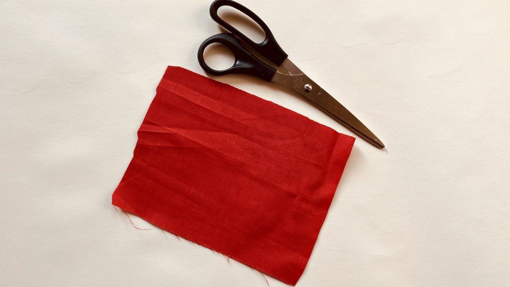 Cortar dos círculos negros y pegar a una diadema, dejar a un lado y recortar un ractángulo para el lazo de Minnie.