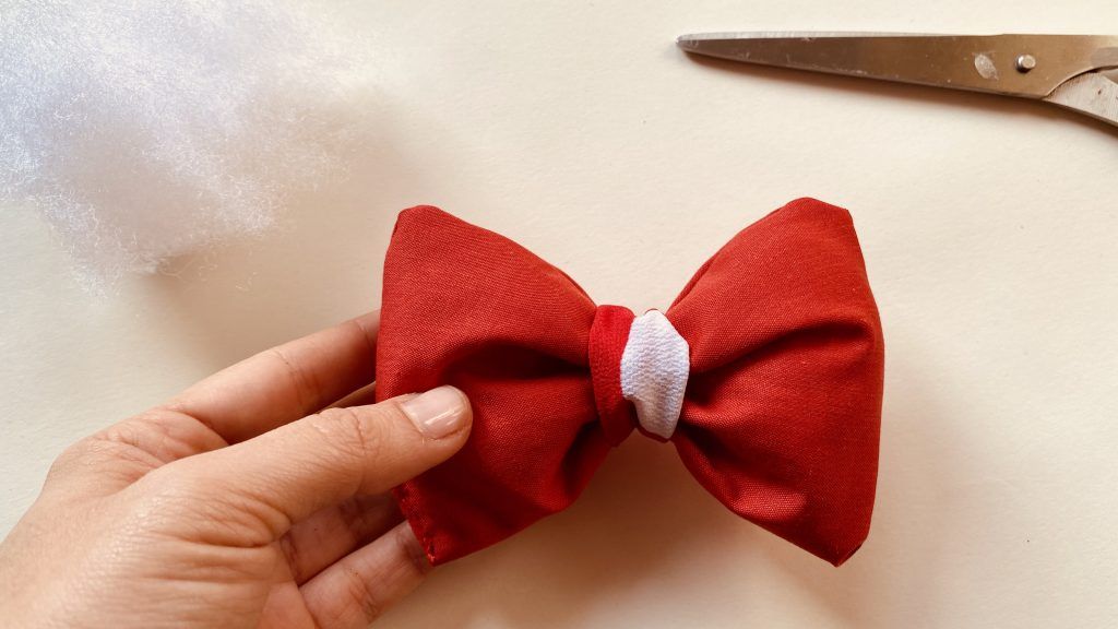 Coser una tira en el medio y colocar a la diadema.