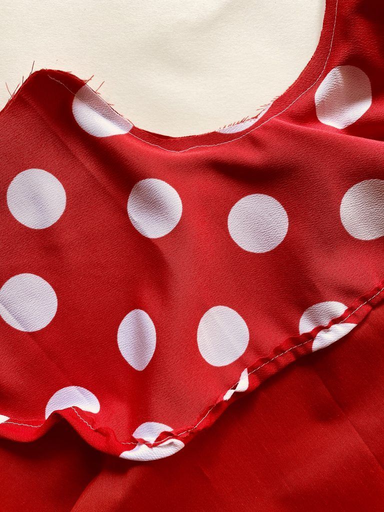 Coger los bajos y coser las dos partes por el cuello. 