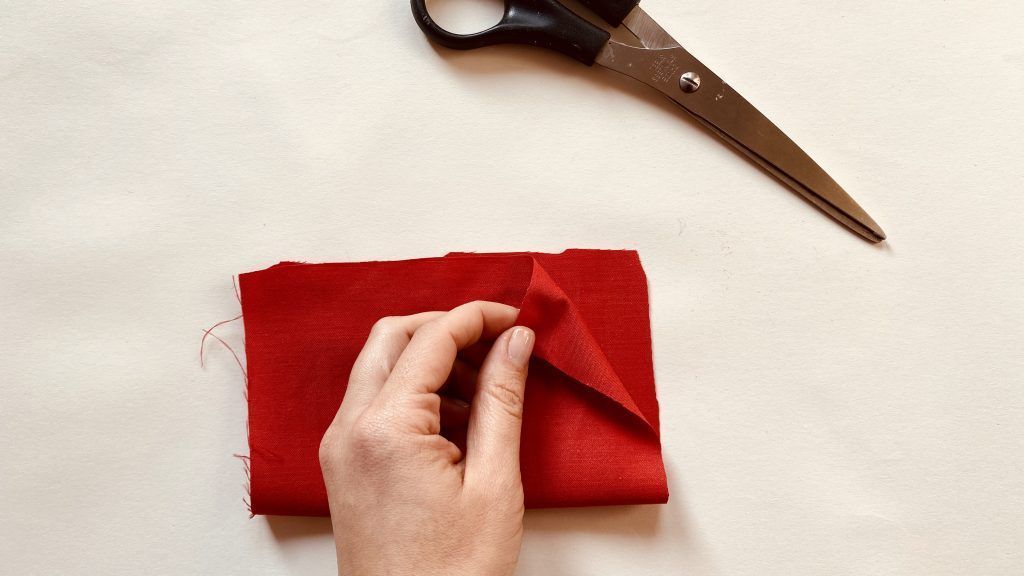 Doblar la tela por la mitad y coser dejando un agujerito para introducir el relleno.