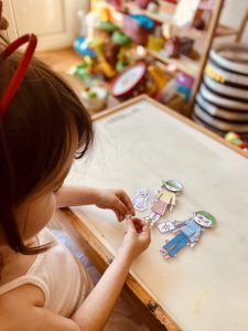 Victoria vistiendo sus niños