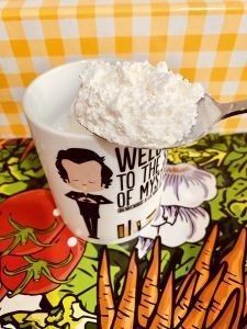 La harina se echa en la leche fría y se disuelve antes de echar a la sopa