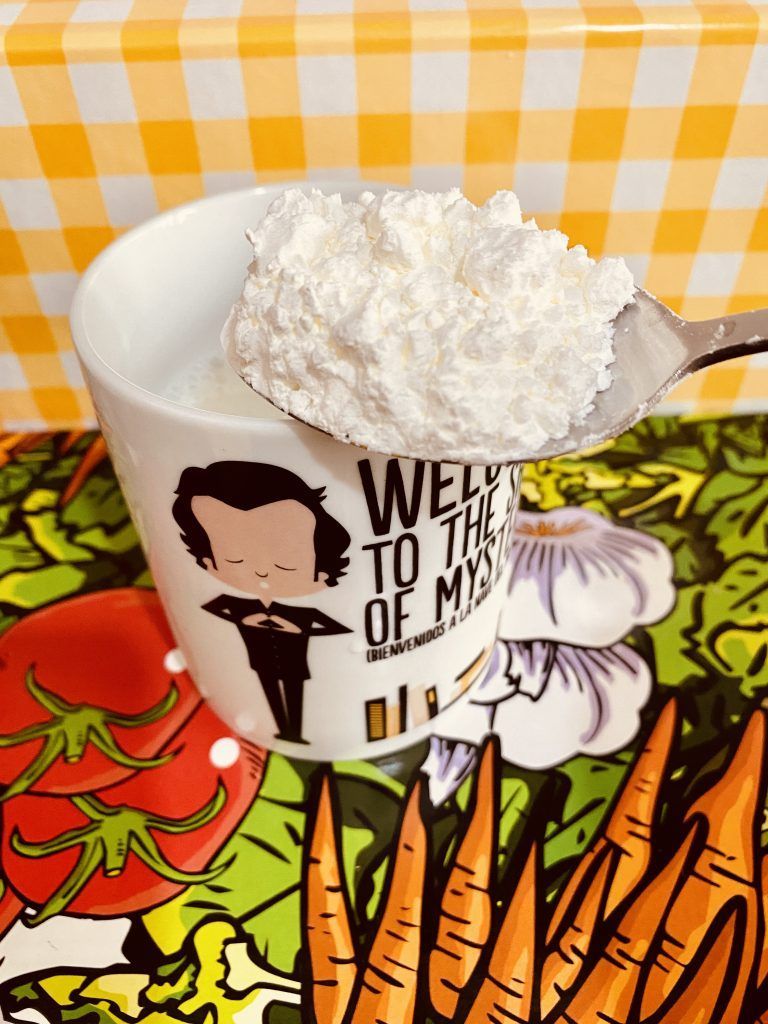 La harina se echa en la leche fría y se disuelve antes de echar a la sopa